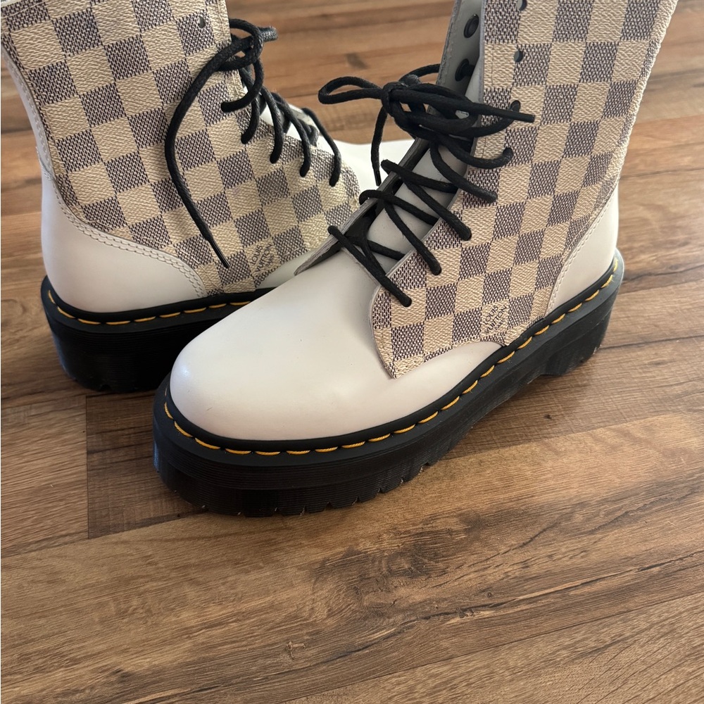 LV DOC MARTENS